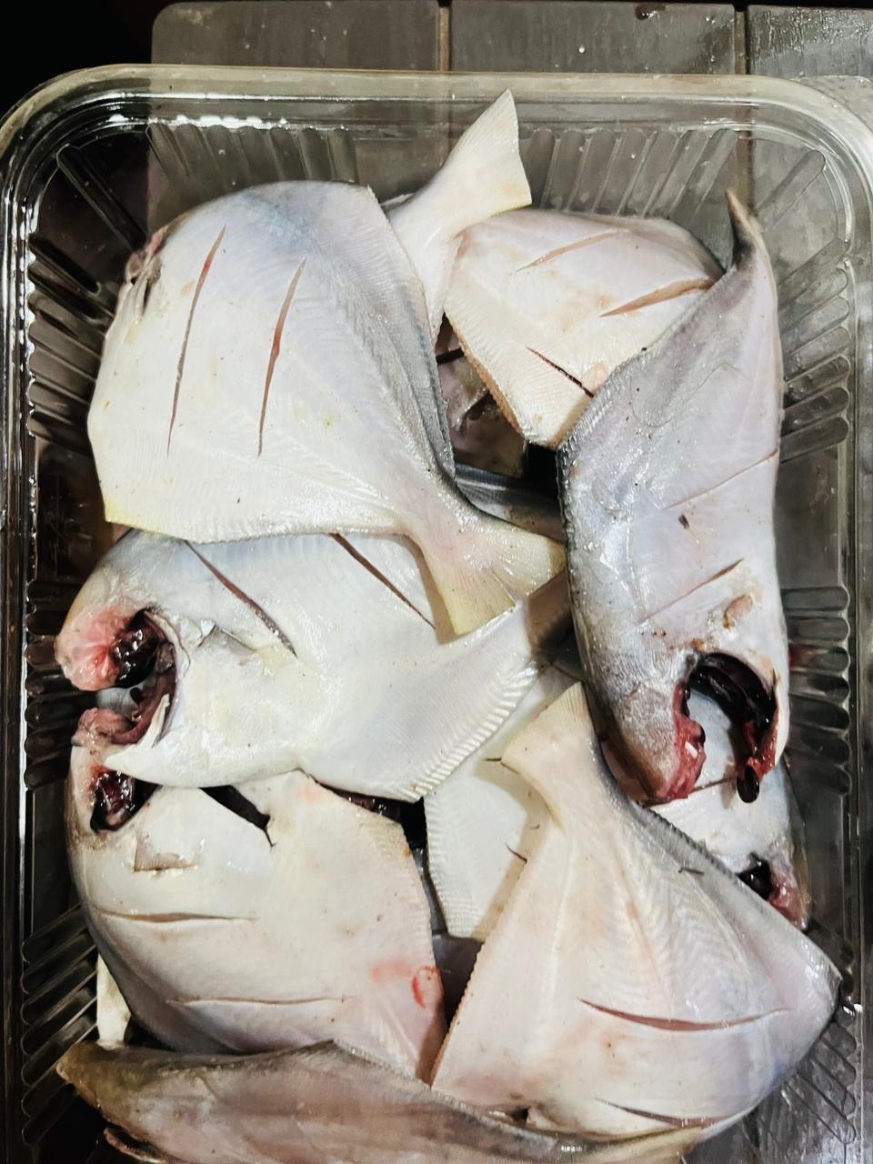 1 Kg Fresh Small Pomfret | 9–11 Pieces Approx | Premium Quality | Ready to Cook